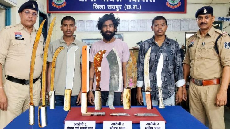 नवापारा में चाकुओं के साथ घूम रहे 3 आरोपी गिरफ्तार, अवैध हाथियारो का जखीरा बरामद, कई बदमाशों ने थाना में जमा कराया अवैध हथियार
