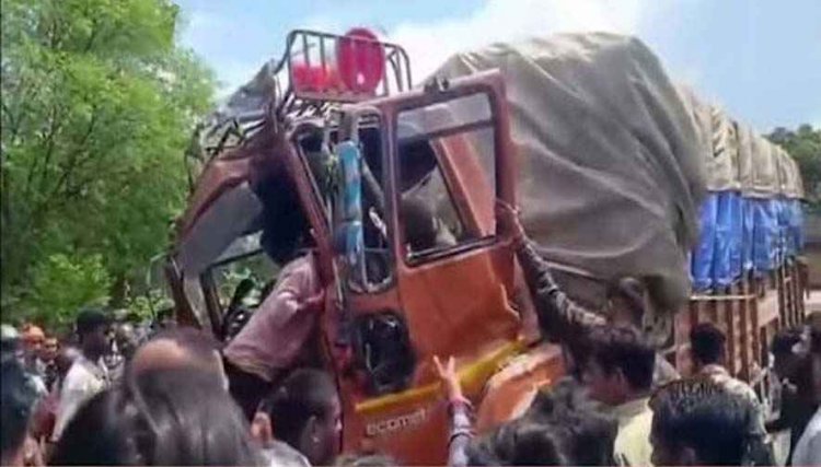 ट्रक और मेटाडोर की आमने-सामने जोरदार टक्कर, ड्राइवर और खलासी की हालत नाजुक, अस्पताल में चल रहा इलाज, सड़क पर लगा लंबा जाम