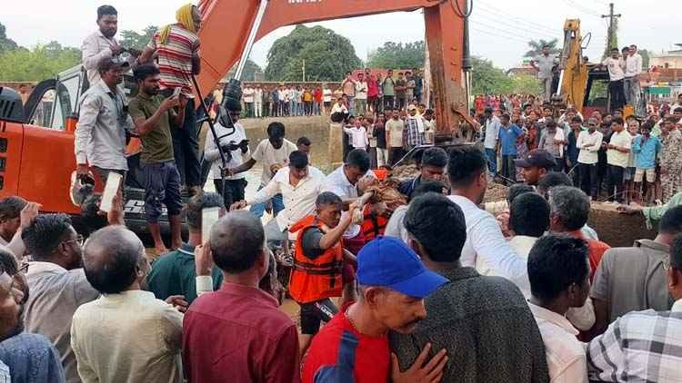 धमतरी में खेलते-खेलते नाले में बहा तीसरी क्लास का मासूम, 24 घंटे बाद नाले के पास पाइप में फंसा मिला 7 वर्षीय लक्ष्य का शव, सुरक्षा व्यवस्था पर उठे सवाल