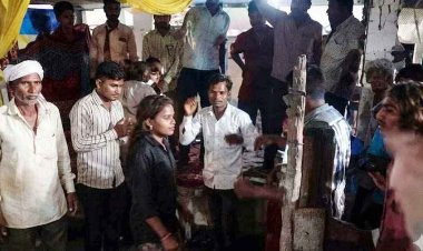 चोरी के शक ने साप्ताहिक बाजार में मचाया बवाल, भीड़ ने दो महिलाओं को घेरकर जमकर पीटा, वायरल वीडियो ने खोली व्यवस्था की पोल