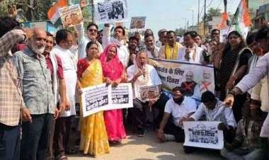 ‘वोट बचाओ–देश बचाओ’ मार्च, कांग्रेस का अनोखा प्रदर्शन, मुख्य चुनाव आयुक्त का मुखौटा पहनाकर ‘वोट चोरी’ के खिलाफ जताया भारी विरोध