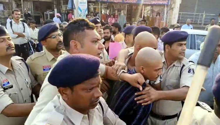 एसिड अटैक के आरोपियों का निकला जुलूस, मुंडन कराकर पैदल कोर्ट ले गई पुलिस, आक्रोशित भीड़ ने पोती कालिख और की पिटाई, फांसी देने की मांग