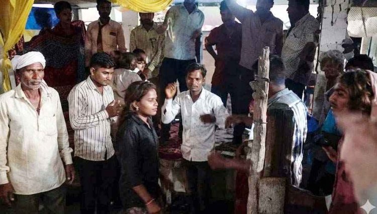 चोरी के शक ने साप्ताहिक बाजार में मचाया बवाल, भीड़ ने दो महिलाओं को घेरकर जमकर पीटा, वायरल वीडियो ने खोली व्यवस्था की पोल