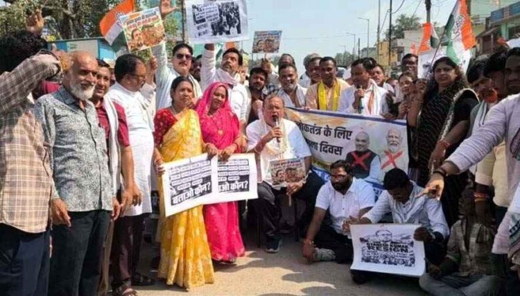 ‘वोट बचाओ–देश बचाओ’ मार्च, कांग्रेस का अनोखा प्रदर्शन, मुख्य चुनाव आयुक्त का मुखौटा पहनाकर ‘वोट चोरी’ के खिलाफ जताया भारी विरोध
