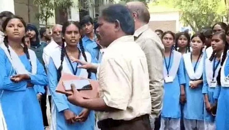 सरकारी स्कूल में छात्राओं को फ्री सेनेटरी पैड देने के बजाए वसूली और स्टूडेंट्स से दुर्व्यवहार, विरोध प्रदर्शन के बाद प्राचार्य समेत 2 व्याख्याता का ट्रांसफर