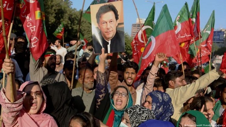 नवाज शरीफ की वतन वापसी के एलान के बीच पाकिस्तान के पूर्व प्रधानमंत्री इमरान खान की हिरासत दो हफ्ते बढ़ाई गई