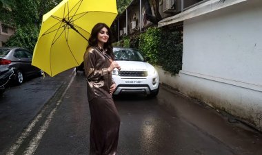 उर्वशी रौतेला ले रही हैं मुंबई की बारिश का आनंद