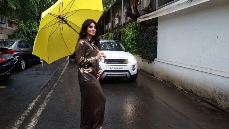 उर्वशी रौतेला ले रही हैं मुंबई की बारिश का आनंद