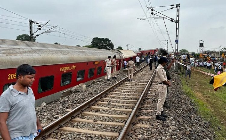 Jharkhand Train Accident: 30 घंटे बाद भी हावड़ा-मुंबई रेल मार्ग नहीं हुआ शुरू, 44 ट्रेनें रद्द