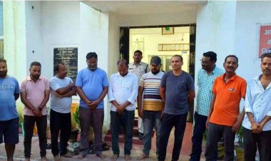 डेम किनारे चल रहे 52 परियों के खेल के बीच पुलिस की एंट्री, जुआ फड़ से 11 जुआरी गिरफ्तार, 96 हजार से ज्यादा नकद और ताशपत्ती बरामद