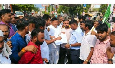 शक्कर कारखाना में करोड़ो के घोटाले का आरोप ,किसानो को हो रहा भारी नुकसान, सीएम, विधायक और फैक्ट्री के एमडी का फूंका पुतला