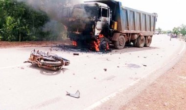 स्कूल जा रहे बाइक सवार बच्चों को हाईवा ने मारी ठोकर, मौके पर एक की मौत, दूसरे की हालत नाजुक, गुस्साए लोगों ने वाहन में लगाई आग