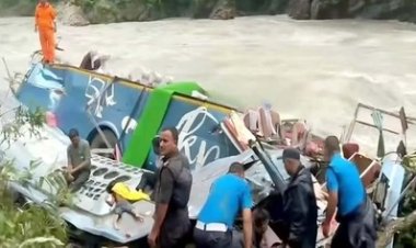 नदी में गिरी यात्रियों से भरी बस, 40 लोग थे सवार, रेस्क्यू जारी, 14 की मौत, राजधानी में पलटी बस, 41 यात्री घायल, तीन की मौत