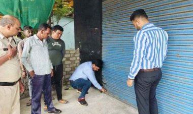 कलेक्टर के आदेश के बाद एक्शन में अधिकारी, तहसीलदार अतुल वैष्णव ने निगम की टीम के साथ की 8 दुकानें सील,आगे भी जारी रहेगी कार्यवाही