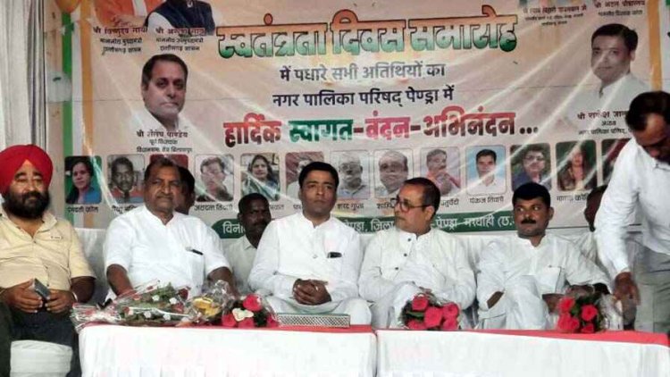 कण-कण से देश का निर्माण होगा और गण-गण से देश मजबूत बनेगा- शैलेश पांडेय, दीपक बैज ने राजीव भवन में किया ध्वजारोहण