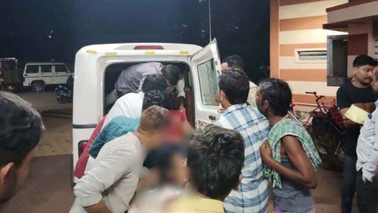 राजिम पुल में कार ने बाइक और स्कूटी को मारी टक्कर, दो युवक घायल, बाइक सवार दंपती को ट्रक ने मारी ठोकर, पहिए के नीचे आने से पत्नी की मौत