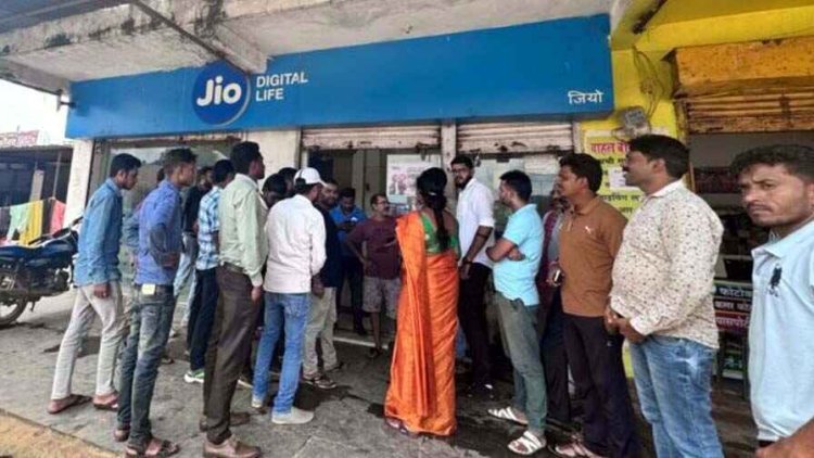 जियो कंपनी की खराब नेटवर्क सर्विस के खिलाफ प्रदर्शन और नारेबाजी, नगरवासियों ने लगाया धोखाधड़ी का आरोप, दी चक्काजाम की चेतावनी