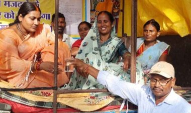 कलेक्ट्रेट के सामने भूख हड़ताल में बैठी कोपरा की पूर्व सरपंच योगेश्वरी साहू, हरकत में आया प्रशासन, CMO के भुगतान दिलाने के वादे पर खत्म हुआ विवाद