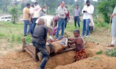 ब्लूटूथ इयरफोन को लेकर हुआ विवाद, बड़े भाई की कर दी हत्या, कब्र से बाहर निकाला गया शव, पुलिस ने आरोपी को किया गिरफ्तार