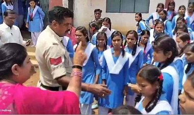 पुलिसकर्मियों की मौजूदगी में तहसीलदार की धमकी से आक्रोशित छात्राओं का चक्काजाम, वीडियो हुआ वायरल, मैडम- वीडियो एडिट किया गया