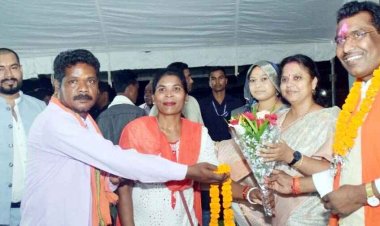 शिवसेना पार्टी जिला अध्यक्ष समेत सैकड़ों कार्यकर्ताओं का सांसद रुपकुमारी चौधरी और विधायक रोहित साहू ने गमछा पहनाकर कराया भाजपा प्रवेश