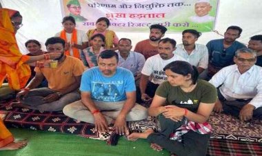 गृहमंत्री के बंगले के पास रिजल्ट जारी करने की मांग को लेकर धरने पर बैठे सब इंस्पेक्टर अभ्यर्थी, दो हफ्ते में परिणाम घोषित न होने पर फिर होगा आंदोलन