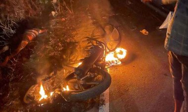 2 बाइक में आमने-सामने की जबरदस्त टक्कर, 4 युवकों की मौके पर हुई मौत, 1 की हालत नाजुक, ग्रामीणों ने मोटर सायकल में लगाई आग