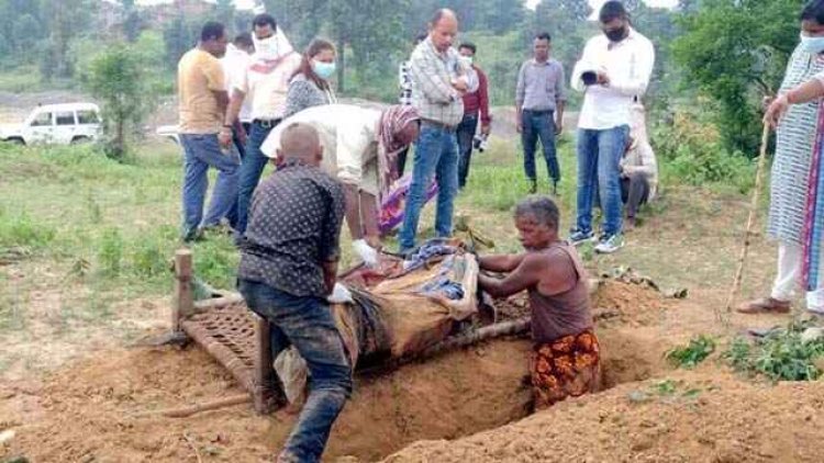 ब्लूटूथ इयरफोन को लेकर हुआ विवाद, बड़े भाई की कर दी हत्या, कब्र से बाहर निकाला गया शव, पुलिस ने आरोपी को किया गिरफ्तार
