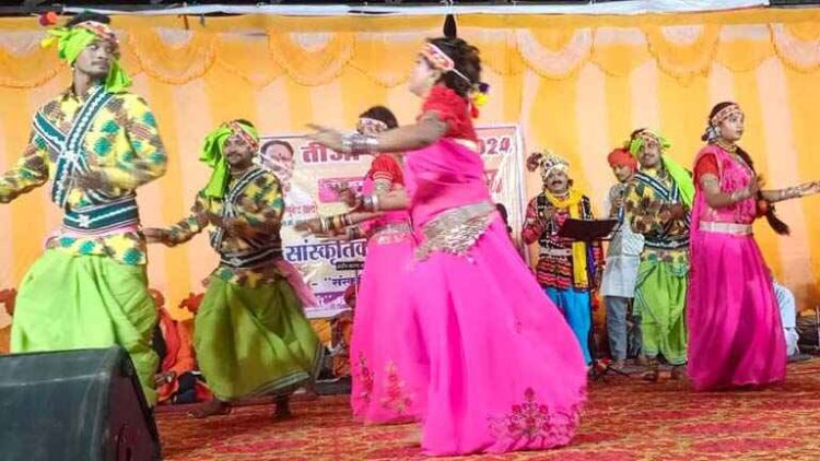 तीज मिलन समारोह में कुर्सी दौड़, मटकी फोड़ प्रतियोगिता का आयोजन, लोकरंजनी लोककला सांस्कृतिक समिति ने दी भावपूर्ण प्रस्तुति