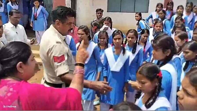 पुलिसकर्मियों की मौजूदगी में तहसीलदार की धमकी से आक्रोशित छात्राओं का चक्काजाम, वीडियो हुआ वायरल, मैडम- वीडियो एडिट किया गया