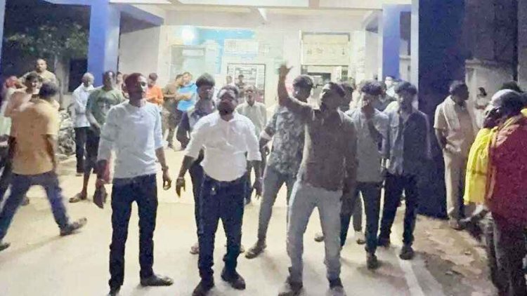 108 के लचर सिस्टम के चलते तीन घंटे तक जिला अस्पताल में जिंदगी और मौत से जूझता रहा मरीज, न्यू बॉर्न बेबी को भी नहीं मिली सुविधा, युवाओं ने किया हंगामा