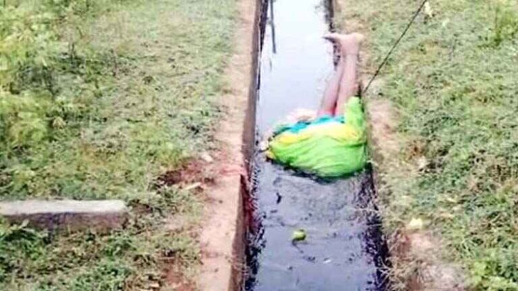 नाली में महिला की लाश मिलने पर मोहल्लेवासियों में दहशत का माहौल, नहर में खंभे से अटका मिला युवती का शव, नहीं हो सकी पहचान