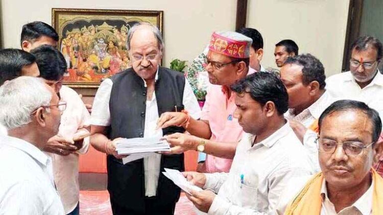 खरीदी हुई जमीन की रजिस्ट्री के लिए 32 साल से दर-दर भटक रहे किसान, पूर्व केबिनेट मंत्री बृजमोहन व कलेक्टर से की मुलाकात