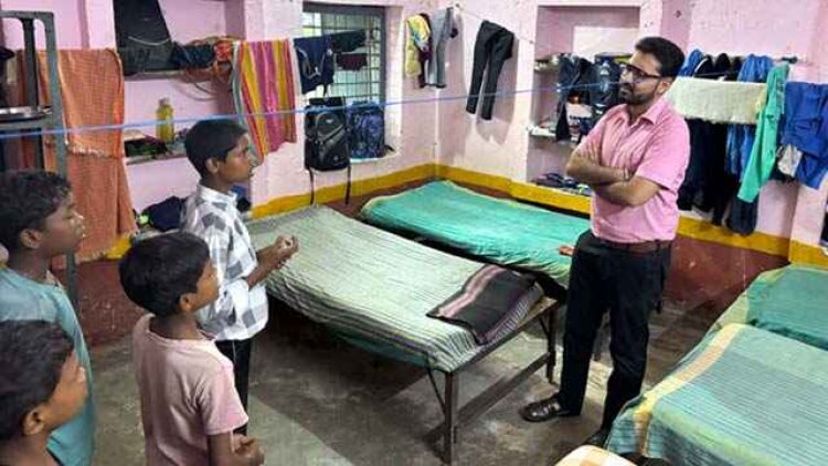 सैकड़ों स्कूलों में शिक्षक ही नहीं, कई टीचर नदारद, नोटिस जारी, बच्चे बरामदे में पढ़ने को मजबूर, प्राचार्य एक्का को हटाने पालको ने की मांग