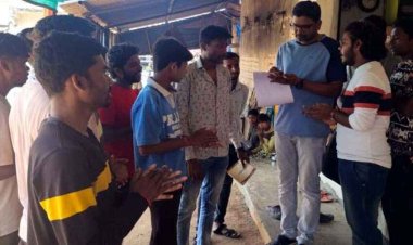 गरियाबंद में छात्रों ने दिखाई गांधीगिरी, कॉलेज की मांग को लेकर शुरु किया हस्ताक्षर अभियान, रघुपति राघव राजा राम से गूंजा इलाका