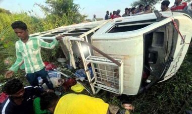 कबीरधाम में फिर बड़ा सड़क हादसा, अनियंत्रित होकर पलटी पिकअप, दो दर्जन लोग घायल,  4 की हालत नाजुक, अस्पताल में भर्ती