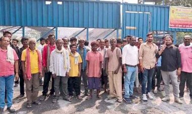 जिंदल फैक्ट्री के खिलाफ सड़कों पर उतरे ग्रामीण, विरोध प्रदर्शन कर स्लैग यार्ड पर दिया धरना, कहा- गरम स्लैग से सड़क हो रही खराब