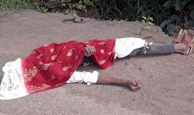 दशहरा मेला देखने निकले युवक की कॉलोनी में मेन गेट के सामने मिली लाश, नाजुक हालत में मिला दोस्त, अस्पताल में भर्ती, जांच में जुटी पुलिस