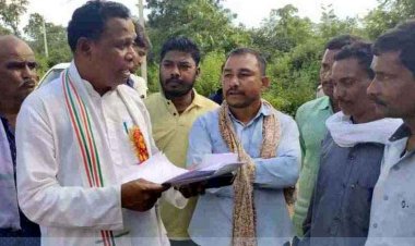 हाथियों के डर से जान बचाने छतों पर रह रहे लोग, विधायक से ग्रामीणों बोले- सिर्फ मुर्गा-मटन खाने आता है वन अमला, बगैर मेहनताना के काम कर रहे हाथी मित्र