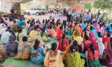 दो जिलों में 6 माह से नहीं मिल रहा वेतन, नाराज कर्मचारियों ने कलेक्ट्रेट कार्यालय के सामने दिया धरना प्रदर्शन, तीन जिले के कर्मचारी हुए शामिल