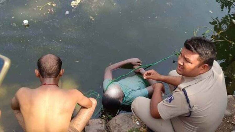 रायपुर के दर्री तालाब में युवक का शव मिलने से शहर में फैली सनसनी, अज्ञात व्यक्ति की झाड़ियों में मिली लाश, जांच में जुटी पुलिस की टीम