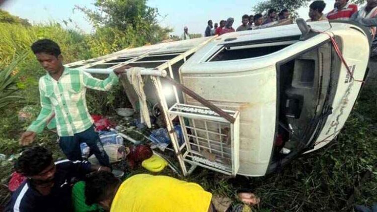 कबीरधाम में फिर बड़ा सड़क हादसा, अनियंत्रित होकर पलटी पिकअप, दो दर्जन लोग घायल,  4 की हालत नाजुक, अस्पताल में भर्ती