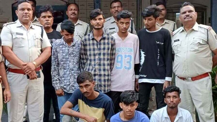 लूट के नियत से कारोबारी पर चाकू से हमला, 2 नाबालिग समेंत 9 आरोपी गिरफ्तार, चाकू, मोबाइल और बाइक जप्त, पुलिस ने शहर में निकाला जुलूस