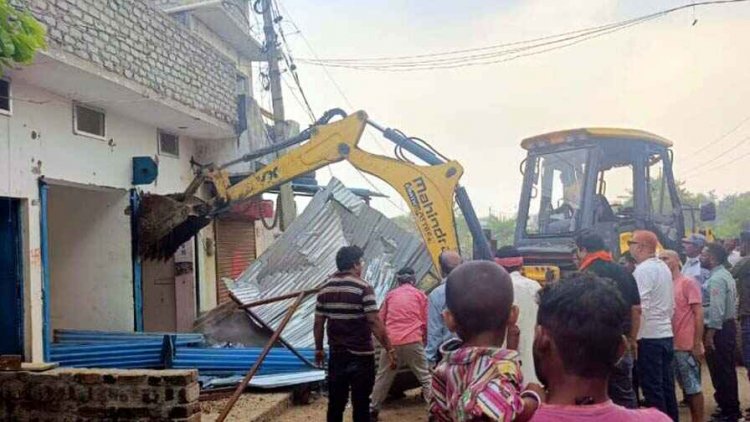 11 एकड़ सरकारी जमीन पर निगम का चला बुलडोजर, तोड़े अवैध मकान व दुकान, होगी FIR, निगम कमिश्नर और SDM ने लिया जायजा