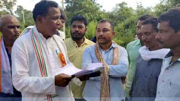 हाथियों के डर से जान बचाने छतों पर रह रहे लोग, विधायक से ग्रामीणों बोले- सिर्फ मुर्गा-मटन खाने आता है वन अमला, बगैर मेहनताना के काम कर रहे हाथी मित्र