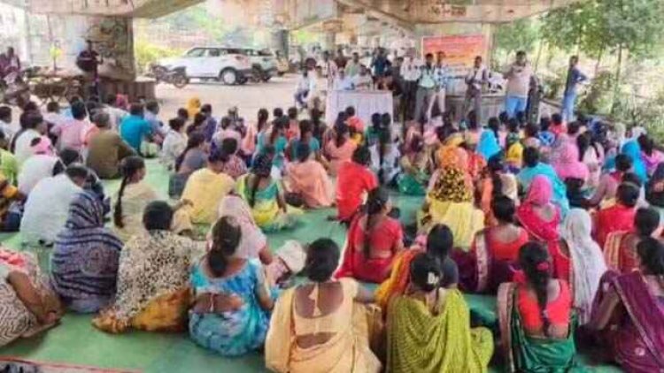 दो जिलों में 6 माह से नहीं मिल रहा वेतन, नाराज कर्मचारियों ने कलेक्ट्रेट कार्यालय के सामने दिया धरना प्रदर्शन, तीन जिले के कर्मचारी हुए शामिल