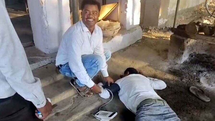 आत्मानंद स्कूल में शराबी शिक्षक का वीडियो वायरल, ग्रामीणों ने लगाई डांट, FIR और जांच के आदेश जारी, शिक्षा व्यवस्था पर उठ रहे सवाल