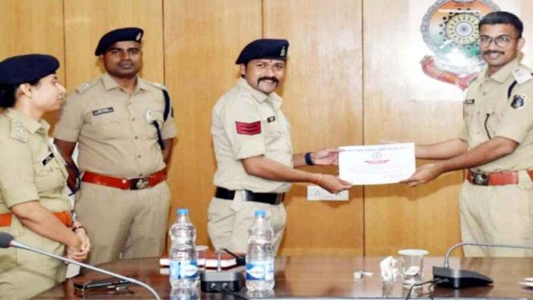कलेक्टर ने रन फॉर यूनिटी के दल को हरी झंडी दिखाकर किया रवाना, नागरिकों ने भी लगाई दौड़, उत्कृष्ट कार्य करने वाले पुलिसकर्मियों को मिलेगा प्रशस्ति पत्र