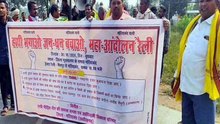 हाथियों के आतंक से परेशान एक दर्जन गांव के ग्रामीणों ने कलेक्ट्रेट में दिया धरना, राष्ट्रपति के नाम ज्ञापन सौंपकर फसलों और जन हानि को लेकर रखी मांग