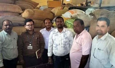 जिला प्रशासन द्वारा अवैद्य धान भंडारण पर बड़ी कार्यवाही, कलेक्टर ने उठाया सख्त कदम, छापेमारी कर रसेला में 750 कट्टा धान जब्त